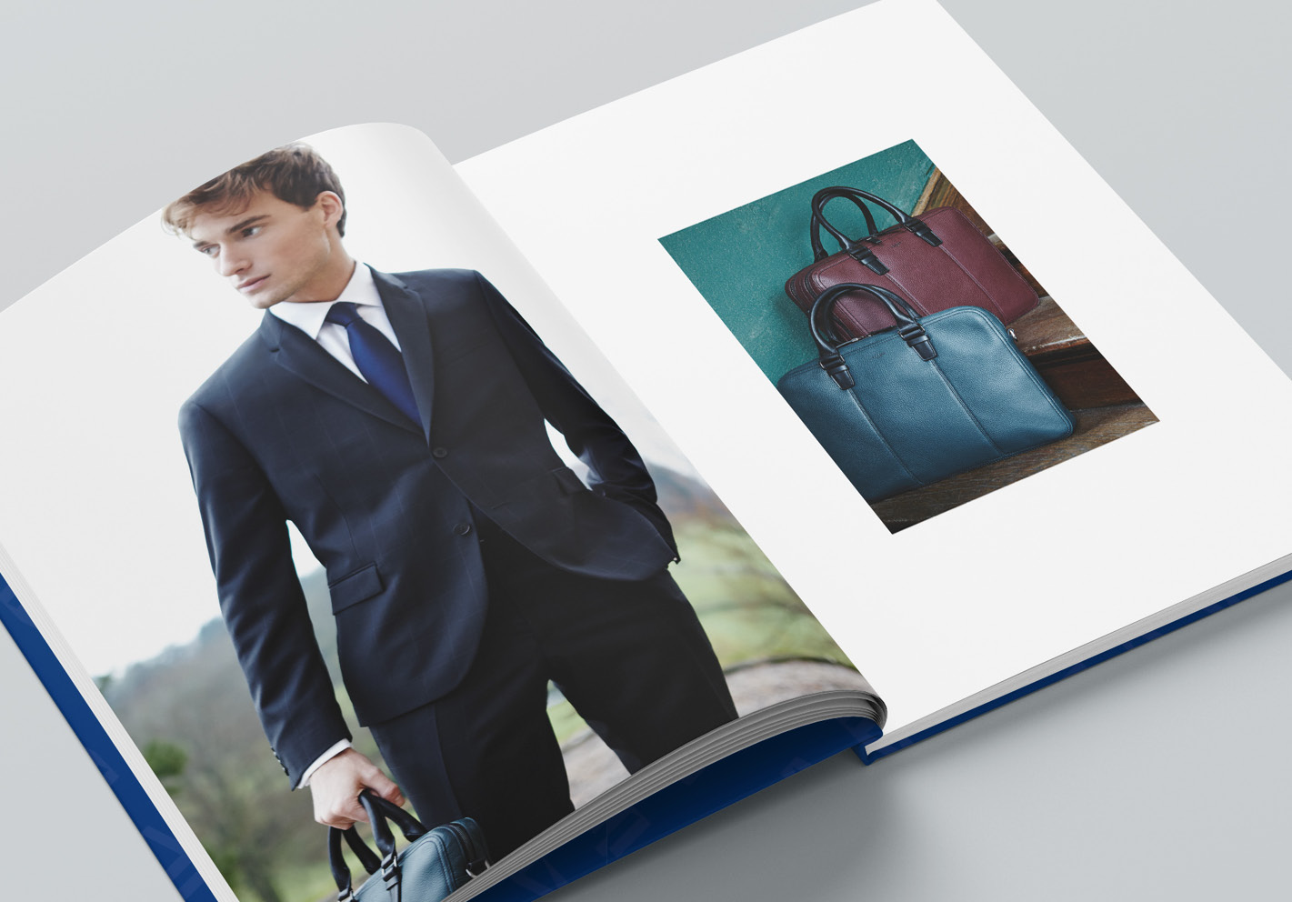 Catalogue ouvert sur double page Catalogue ouvert sur double page